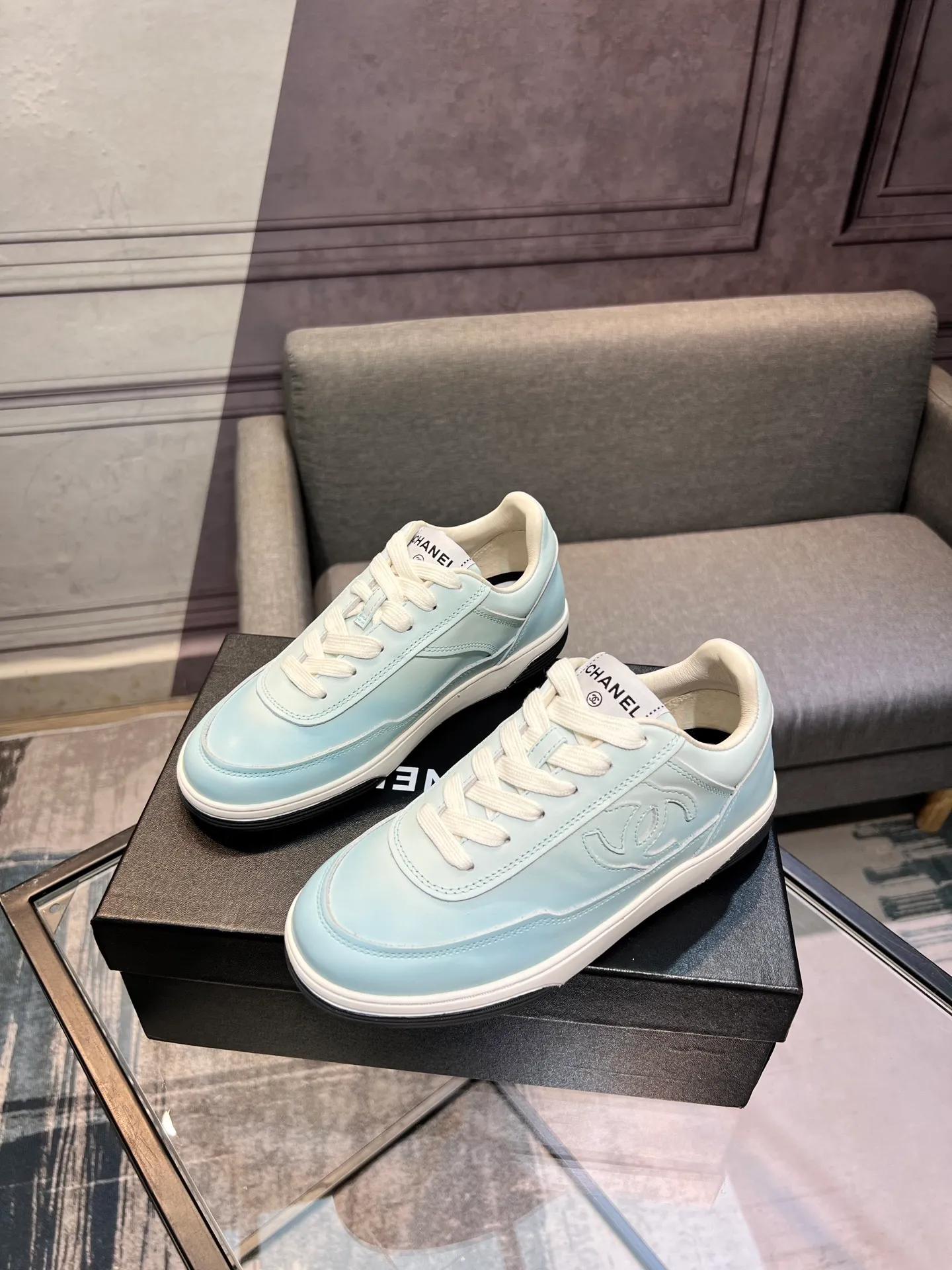 Men's men's shoes 💰660 Exclusive real shot (top version) CHANEL Chanel 2025ss color matching thick-soled casual sports shoes and sneakers. The counter is synchronized. The counter is very popular. A shoe that is very difficult to buy. The most popular thick-soled panda shoes on the Internet. It can be imagined that Xiaoxiang control can't miss it. It has both good looks and comfort. Simple and versatile white shoes. The thick sole increases the height and is super versatile. Close your eyes and wear it. Whoever wears it will look better. Upper: calfskin Lining: imported sheepskin lining Outsole: TPU original outsole Size: 35-44 (customized for women 41 and 40, and 45 for men)